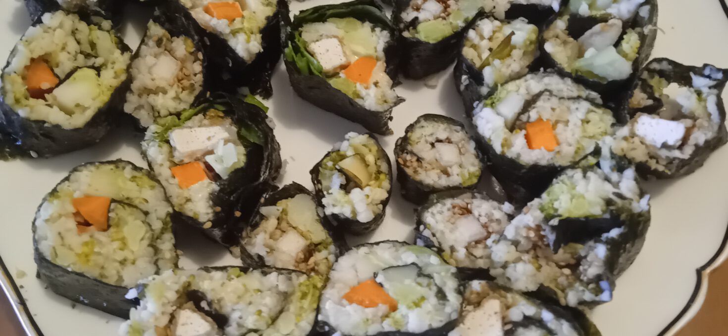 Sushi with Bulgur, Broccoli, Carrot, Crunchy Tofu, Spinach and Pear