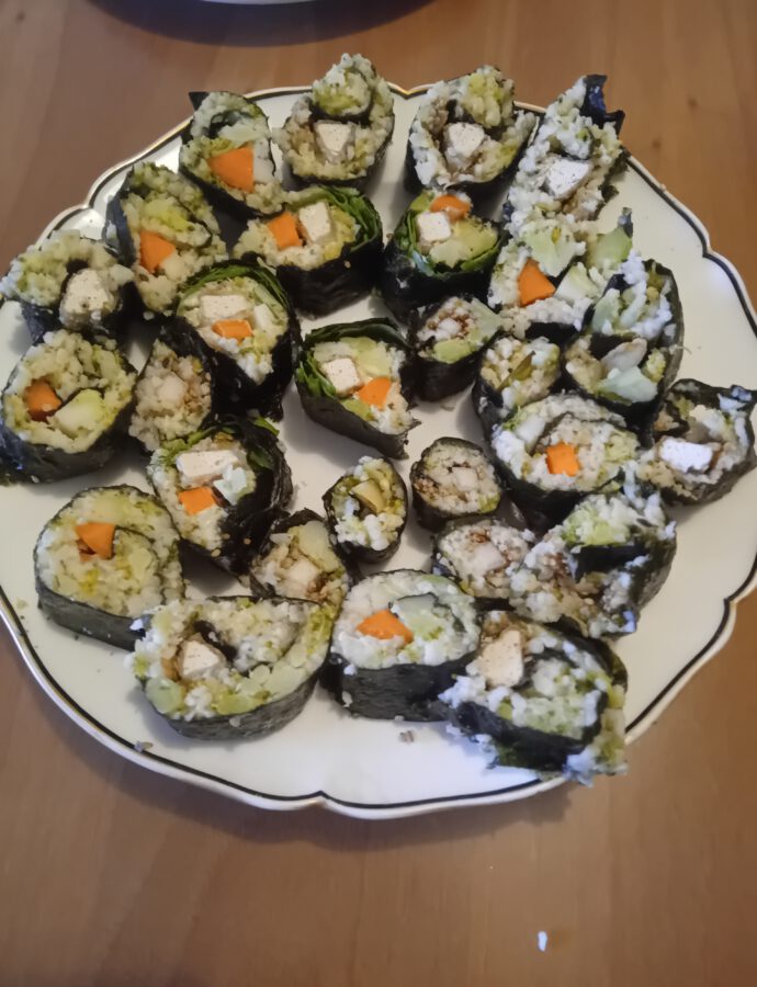 Sushi with Bulgur, Broccoli, Carrot, Crunchy Tofu, Spinach and Pear