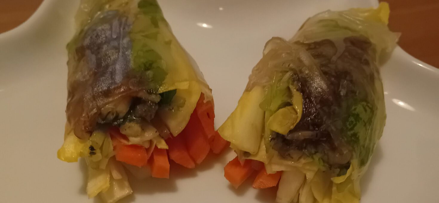 Springrolls with Raw Vegetables (Carrot/Chicory/Turnip Greens/Sprouts) and Asian Sauce