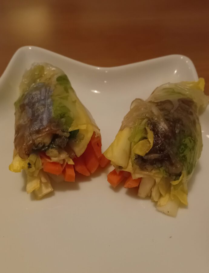 Springrolls with Raw Vegetables (Carrot/Chicory/Turnip Greens/Sprouts) and Asian Sauce