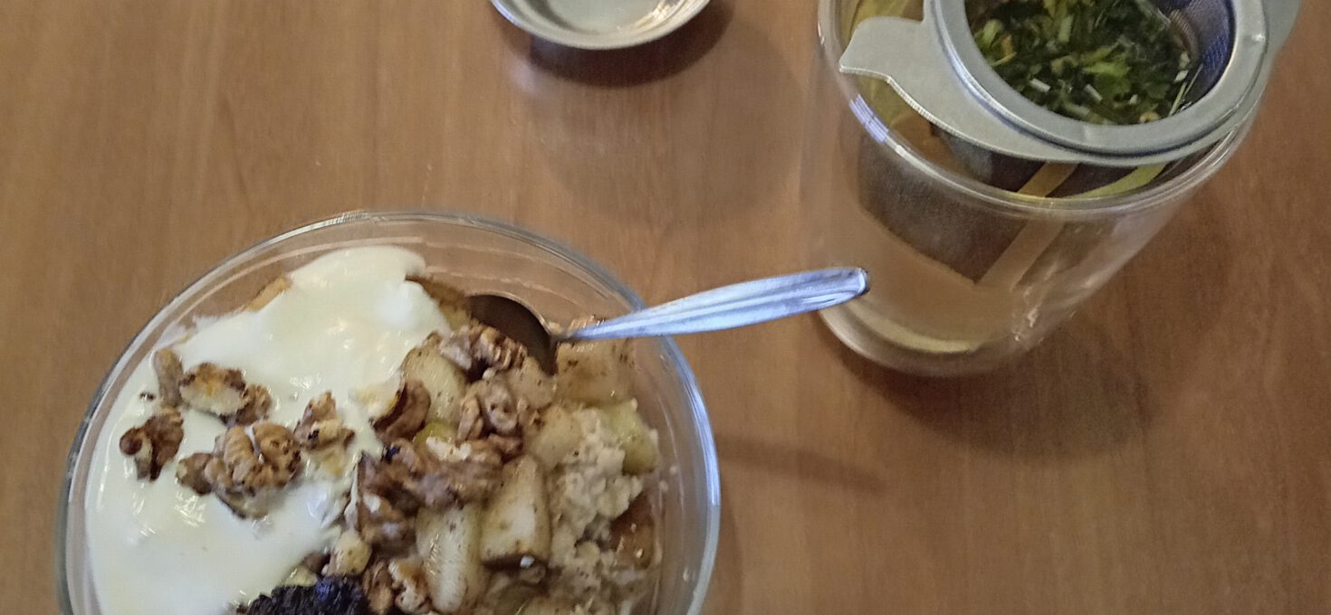 Oatmeal with Pear, Walnuts and Chocolate Spread