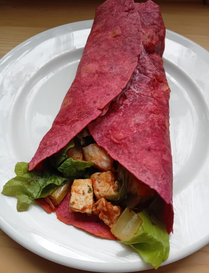 Snelle bietenwraps met tofu, spitskool en bleekselderij