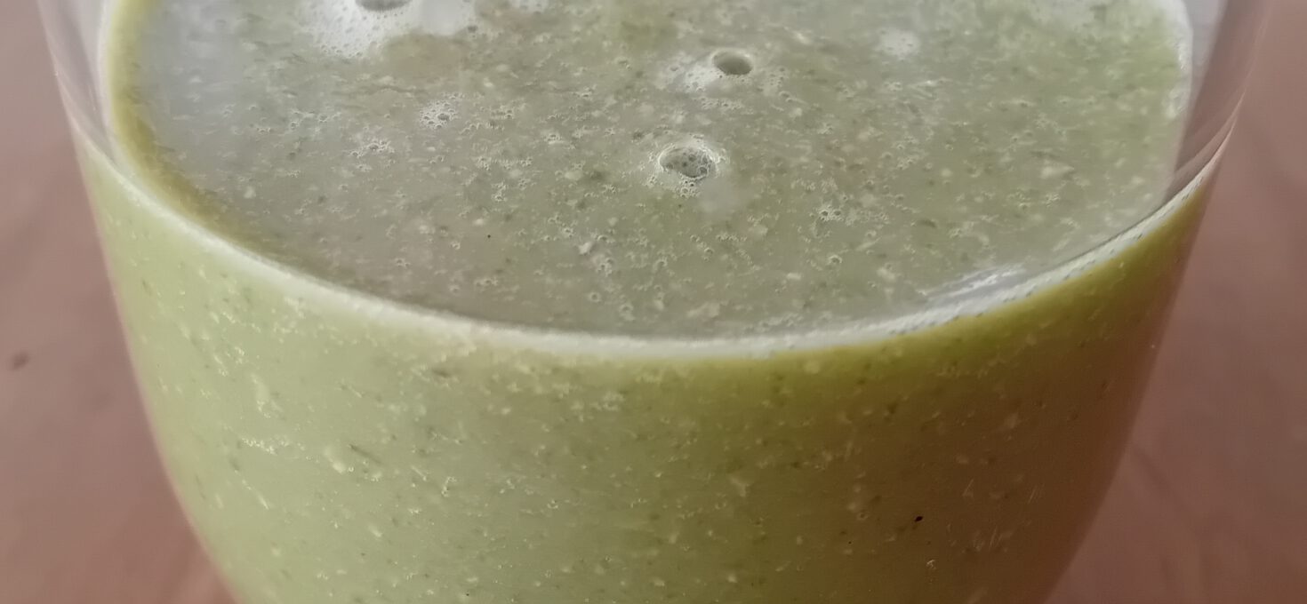 Smoothie of Celery, Lettuce, Oats and Mango Juice