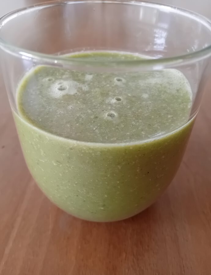 Smoothie of Celery, Lettuce, Oats and Mango Juice