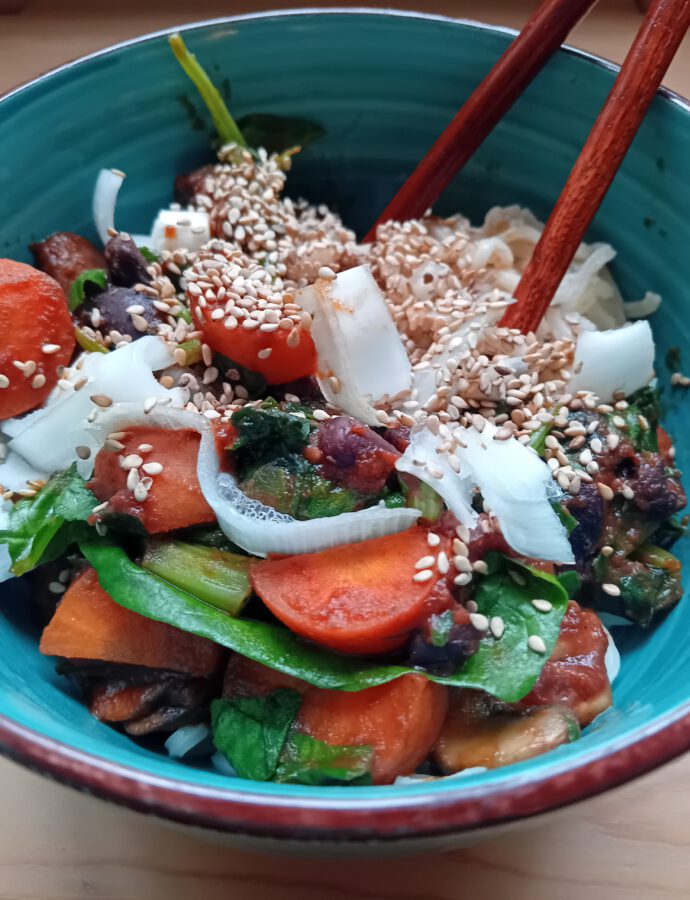 Garam Masala Noodles with Carrot, Chestnut Mushrooms, Spinach and Black Beans