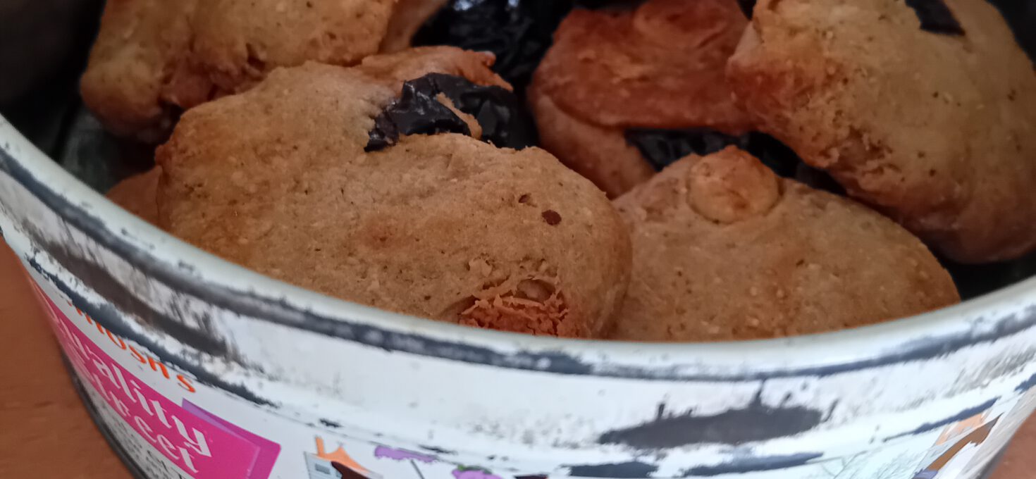 Cookies with White Chocolate and Dried Plums