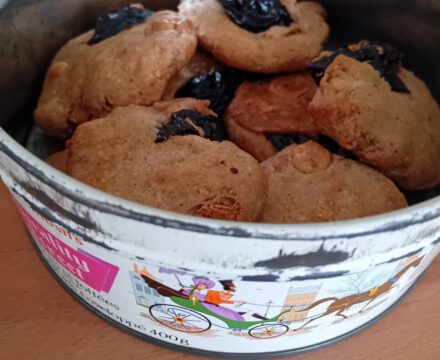 Cookies with White Chocolate and Dried Plums