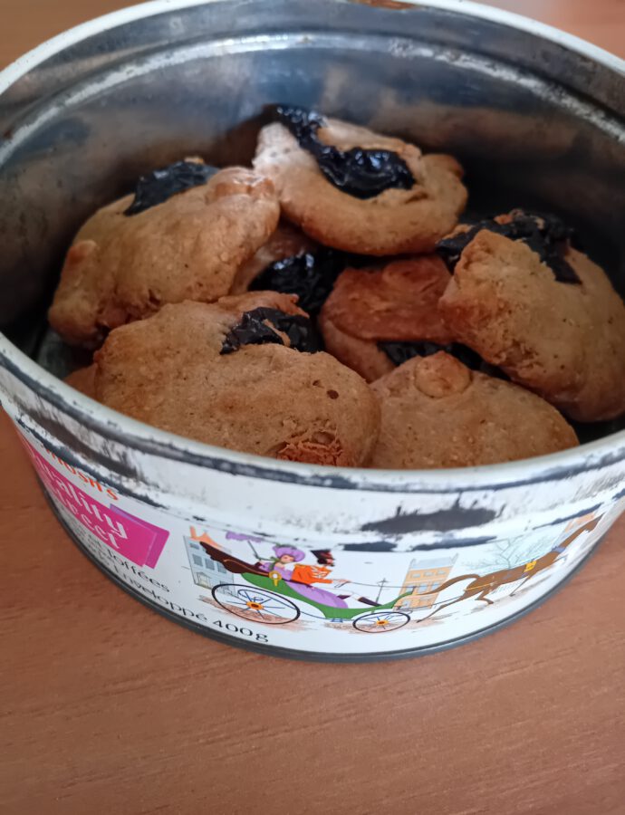 Cookies with White Chocolate and Dried Plums