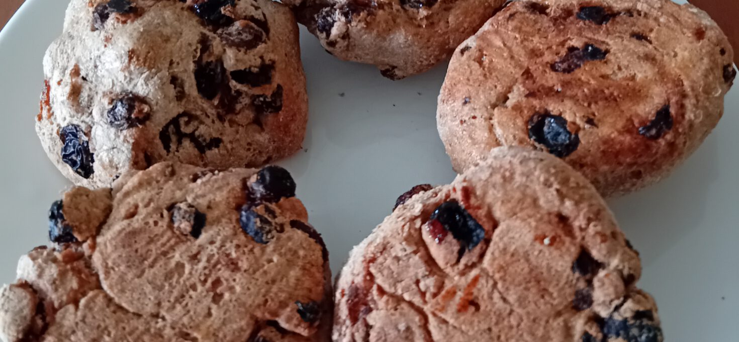 Rozijnenbollen van speltmeel