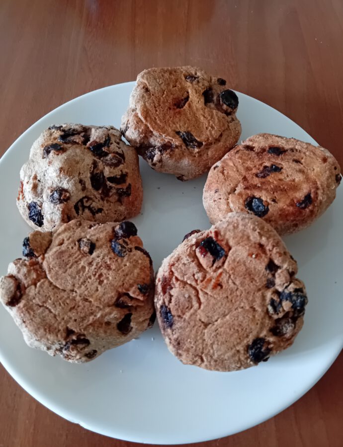 Rozijnenbollen van speltmeel