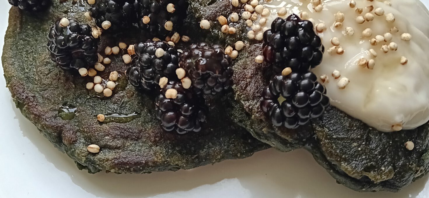 Mais/boekweit/spirulina pannenkoekjes met bramen