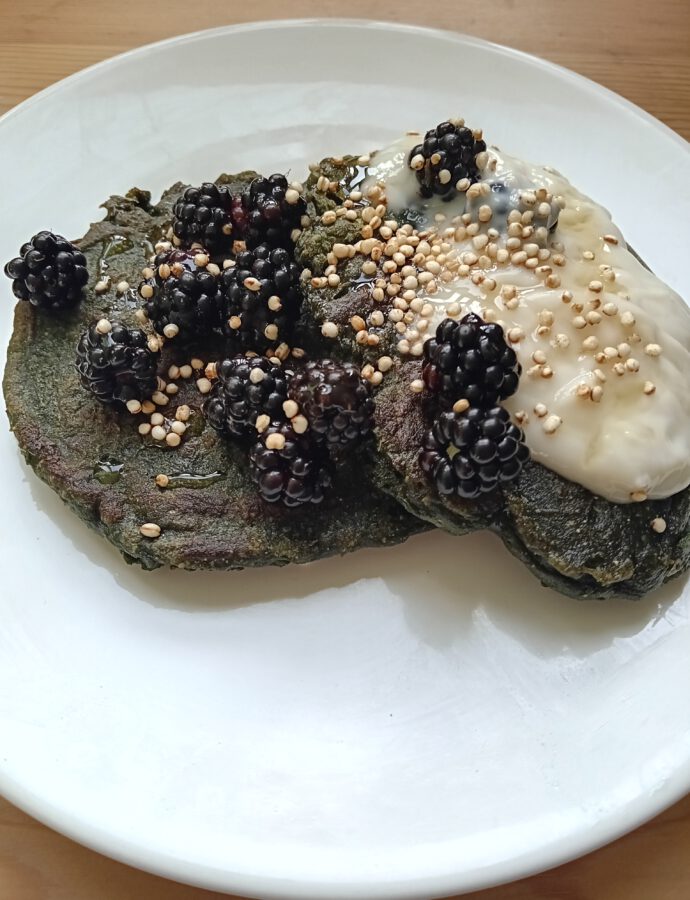 Mais/boekweit/spirulina pannenkoekjes met bramen