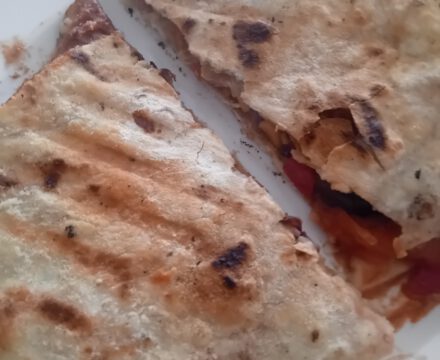 Quesadilla met aubergine, paprika, mais, zwarte bonen en tomaat