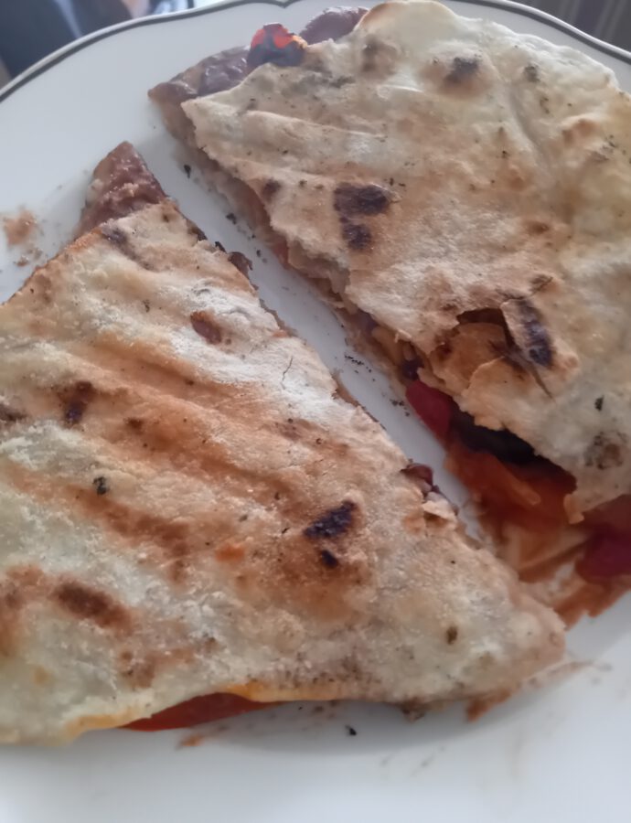 Quesadilla met aubergine, paprika, mais, zwarte bonen en tomaat